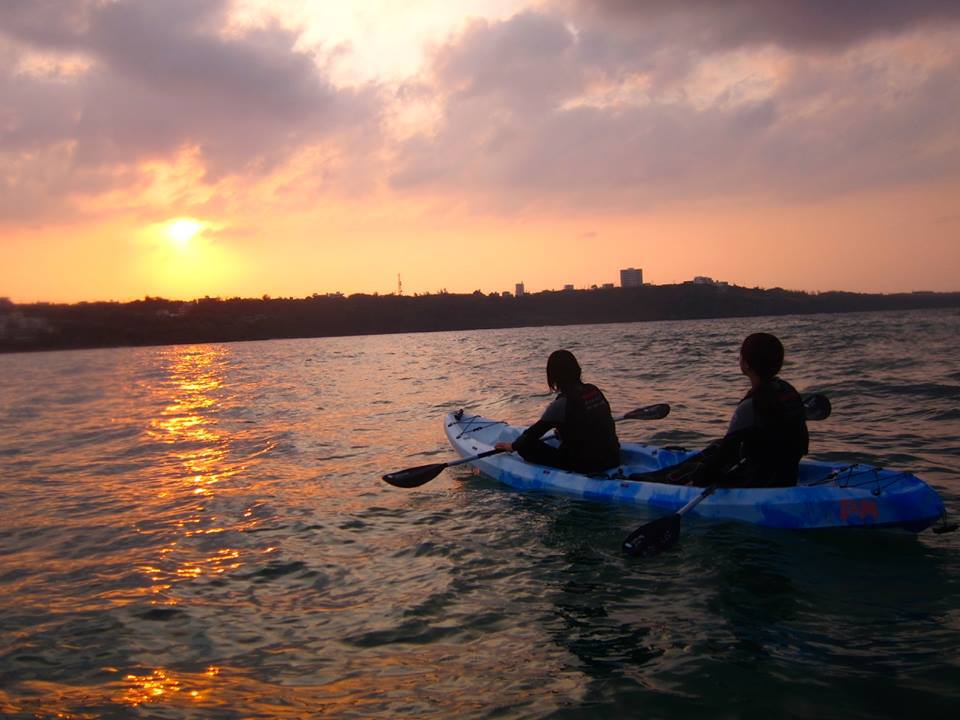 夕陽の中のシーカヤック風景